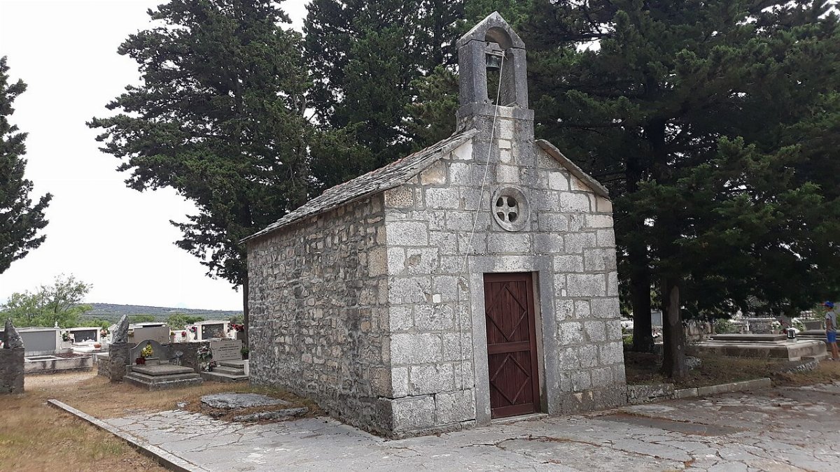 Kyrkan sankt cyprianus pa kyrkogarden praznica