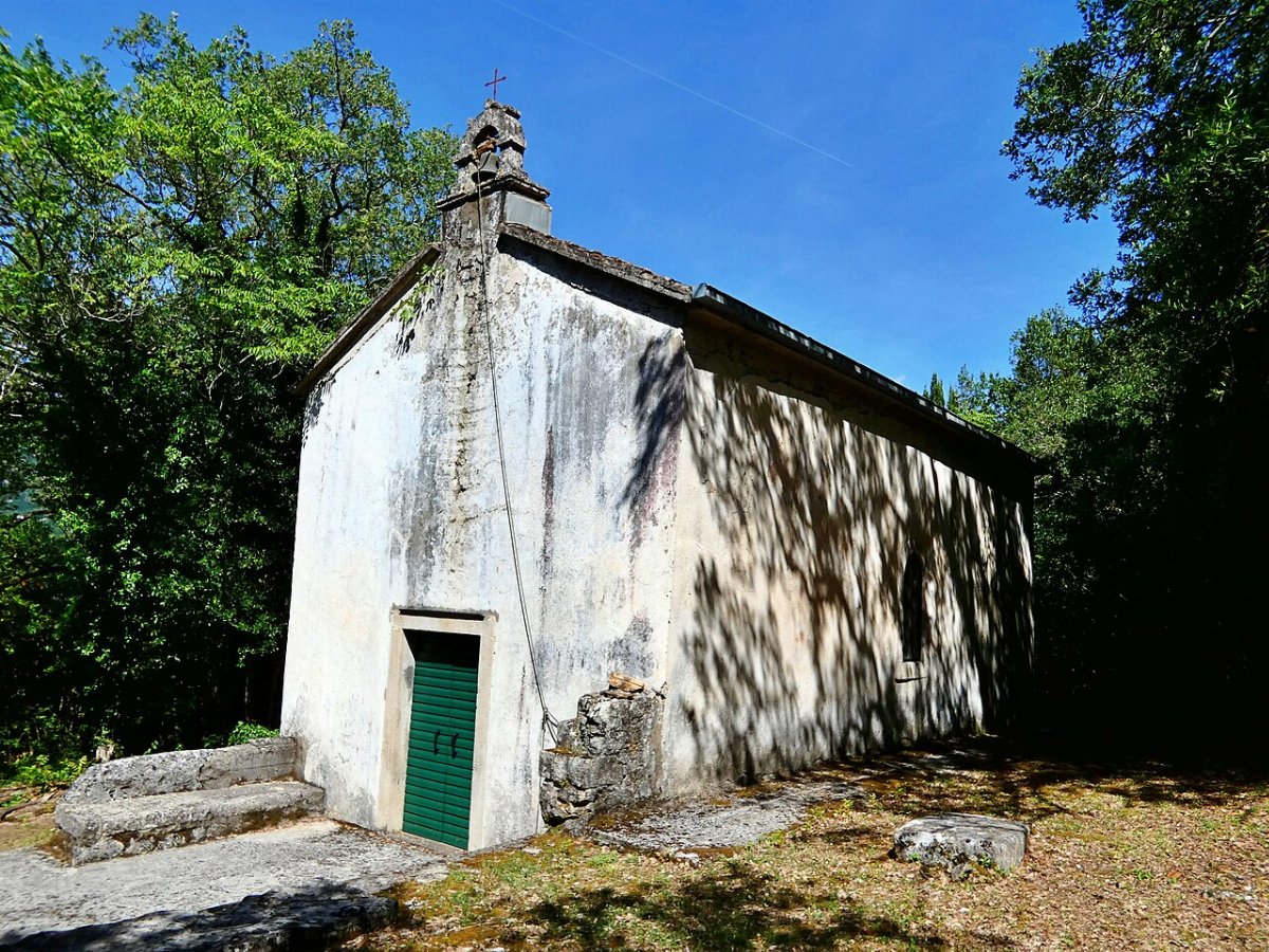 Sankt petrus apostelns kyrka med medeltida begravningsplats plocice