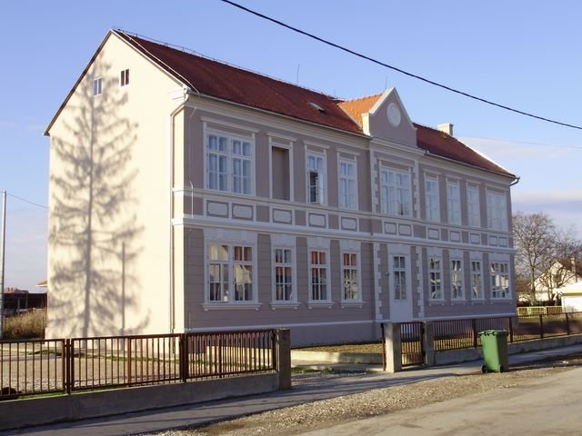 Grundskolans byggnad donja lomnica