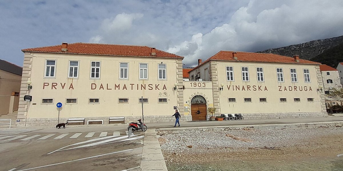 Byggnaden for skolan och vinkooperativet bol